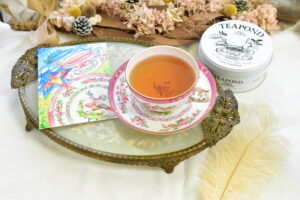 ティーカップとポストカード
